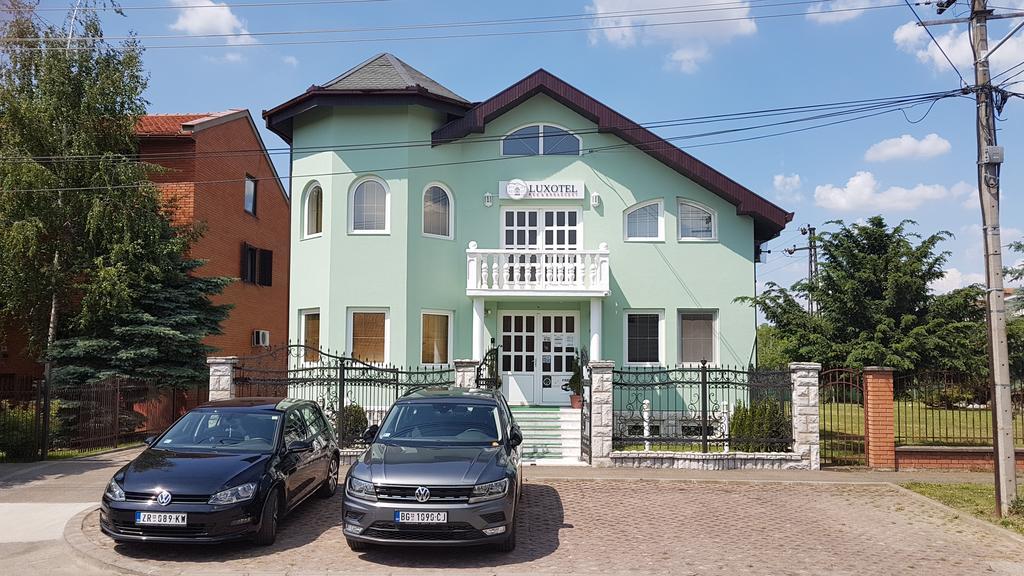 Guest House Luxotel Зренянин Екстериор снимка