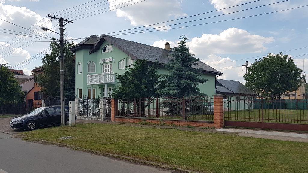 Guest House Luxotel Зренянин Екстериор снимка